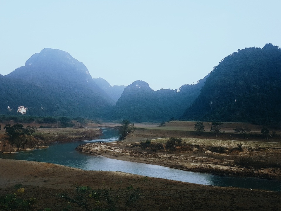 Dòng sông Rào Nan hiền hòa uốn lượn thoắt ẩn thoát hiện dưới “đôi mắt cú vọ” của Galaxy S7 edge. Nơi đây cũng chính là bối cảnh của bộ phim bom tấn “Kong: Skull Island”.