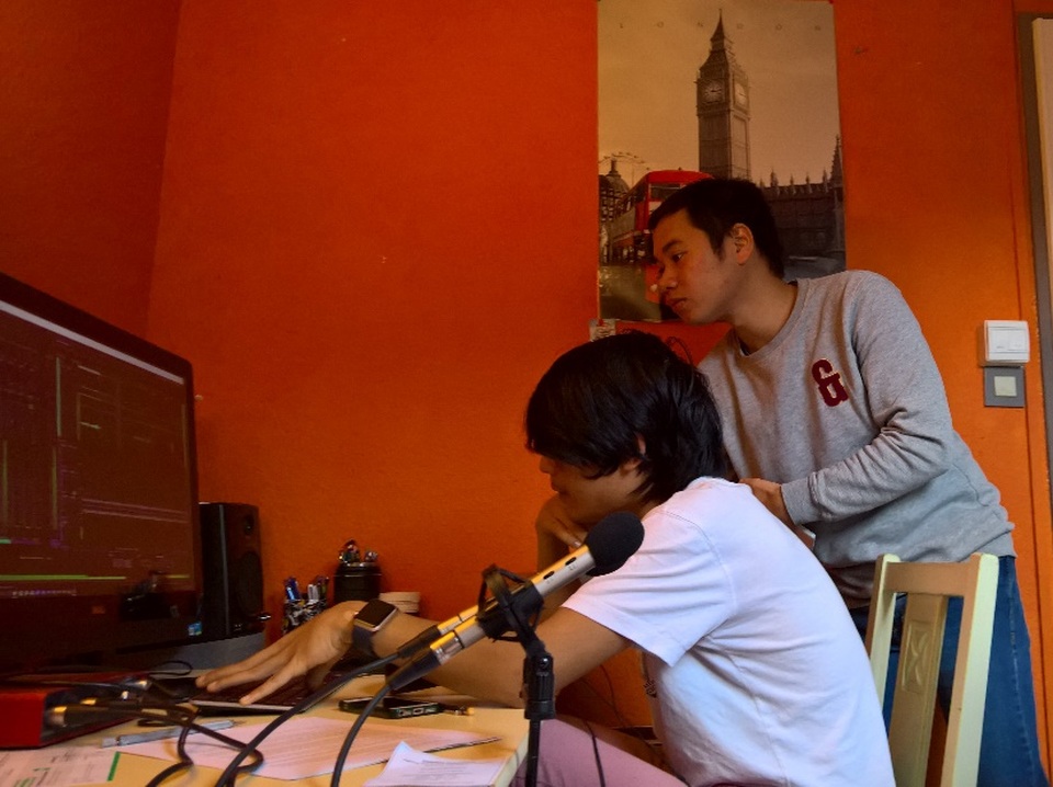 
Công việc chỉnh sửa và ghép nhạc cũng đòi hỏi rất nhiều thời gian. Trong ảnh: Anh Hưng Thủy - phó chủ tịch AEVTL (áo xám) đang cùng với anh Tùng Nam (áo trắng) chỉnh sửa kĩ thuật.
