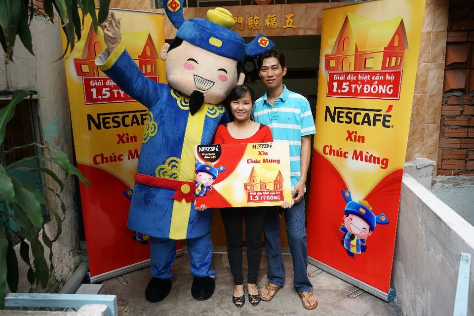 Hạnh phúc bình dị của chị lao công khi bất ngờ trúng 1,5 tỷ đồng - 3 Chị Niên và chồng vỡ òa hạnh phúc khi được ông Lộc NESCAFÉ đến nhà trao quà