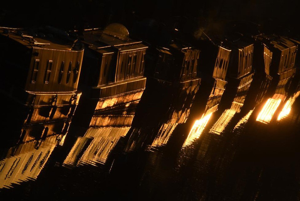 Anh: Bóng nhà thuyền in xuống mặt kênh Regent ở Little Venice tại thủ đô London, Anh trong vào buổi chiều muộn ngày 30/11.