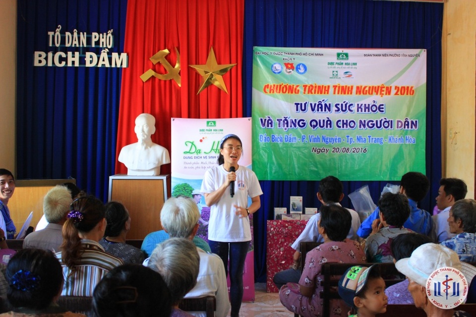 Góp phần nâng cao kiến thức y học cộng đồng và chung tay hỗ trợ các gia đình khó khăn tại Nha Trang - 4 Các bác sỹ phổ biến cho người dân những kiến thức y học cộng đồng