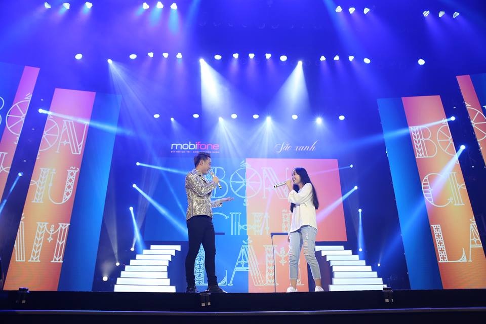 “Đêm nhạc Sắc Xanh” làm nức lòng khán giả Đà Nẵng - 4
Trúc Nhân đã có màn song ca đầy “bất ngờ” với một khán giả nữ may mắn trong khán phòng. Màn trình diễn ngẫu hứng đáng yêu này đã khiến khán giả Đà Nẵng vỗ tay không ngừng