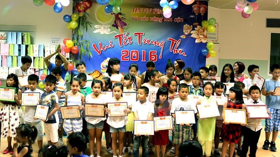 Phát phần thưởng cho học sinh giỏi tại tại Tết Trung Thu ở thành phố Pisek. (Ảnh: Trần Quang Vinh/Vietnam+)