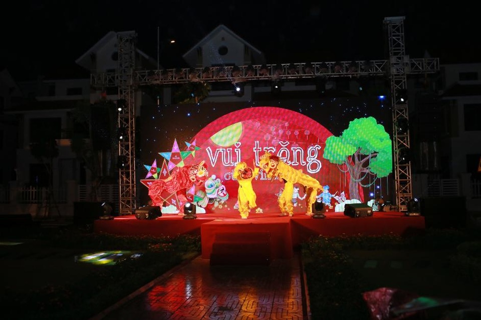 Đêm hội Trung thu đầu tiên tại khu đô thị đẳng cấp Vinhomes Hà Tĩnh - 4 Đêm hội Trung thu đầu tiên tại khu đô thị đẳng cấp Vinhomes Hà Tĩnh - 4