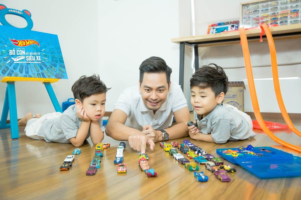 MC Phan Anh và 2 con trai: Chúng tôi là “đồng minh” - 4 Ở nhà 3 bố con Phan Anh chính là 3 “đồng minh” thân thiết.