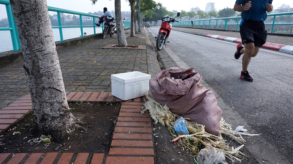 Dân Hà thành bịt mũi tập thể dục, nhắm mắt nhậu trên rác - 5 Chạy một quãng, người tập thể dục lại phải tránh một đống rác