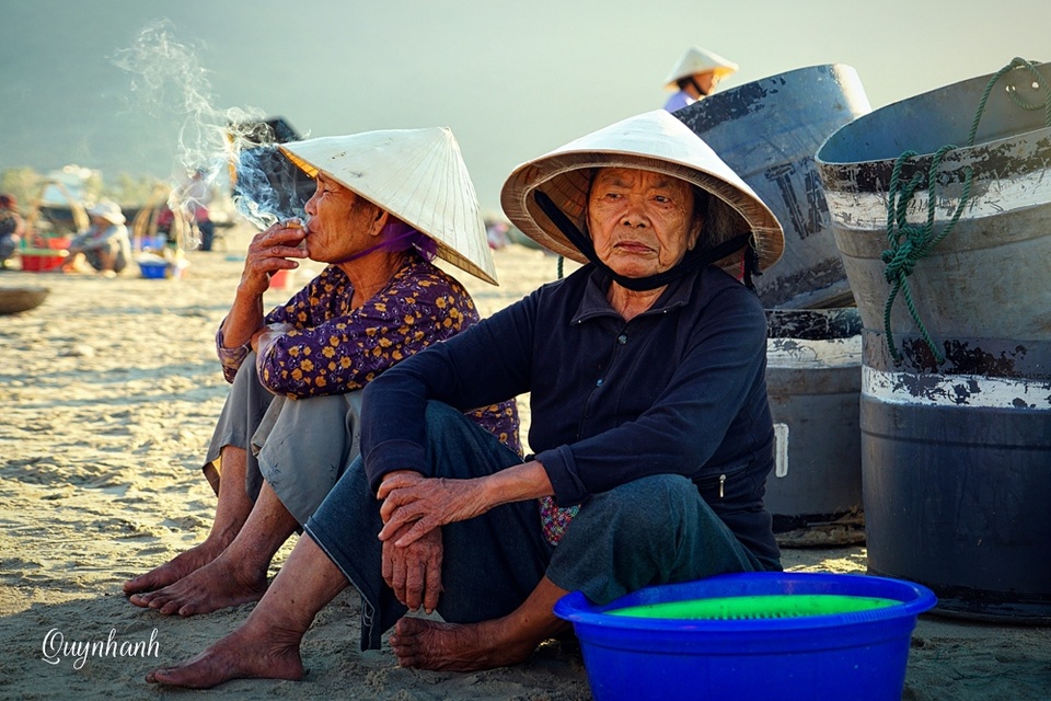 Bình minh trên biển Mỹ Khê - 4 Vết thời gian hằn trên gương mặt mẹ
