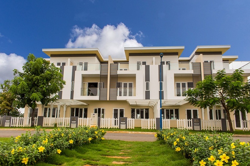 Hơn 400 khách tham dự mở bán giai đoạn mới Melosa Garden - 4
Hơn 100 căn nhà liên kế vườn Melosa Garden được Khang Điền mở bán dịp này có diện tích vừa và nhỏ: 5x16m, 5x17m, 5x20m và 5x23m, đi kèm mức giá phải chăng, từ 15.9 triệu/m2 (gồm nhà, đất và sổ hồng) và có nhiều chính sách hỗ trợ linh hoạt từ chủ đầu tư, thu hút nhiều gia đình trẻ.
