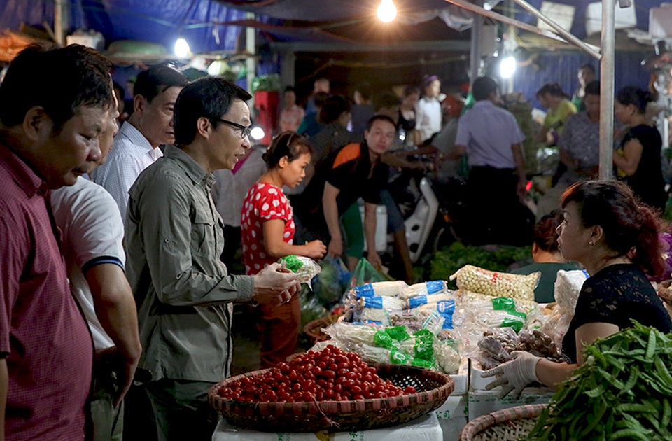 Thủ tướng Nguyễn Xuân Phúc thị sát chợ đầu mối Long Biên - 5
Phó Thủ tướng Vũ Đức Đam hỏi chuyện một tiểu thương buôn bán rau quả tại chợ Long Biên. Ảnh: VGP/Đình Nam