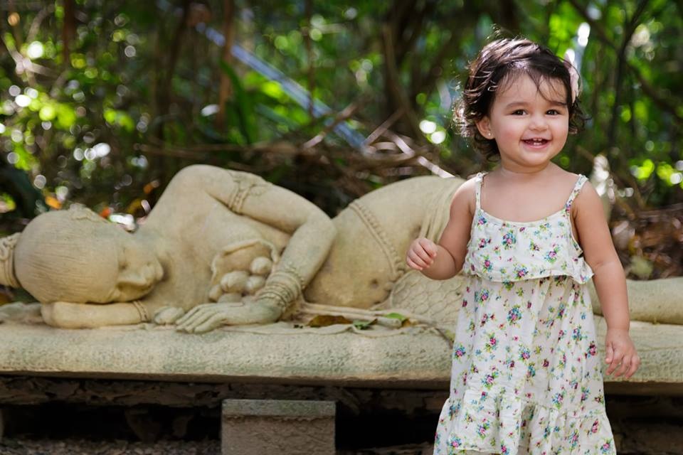 Bộ ảnh cực yêu của bé gái 2 tuổi du lịch qua 30 nước cùng cha mẹ - 5