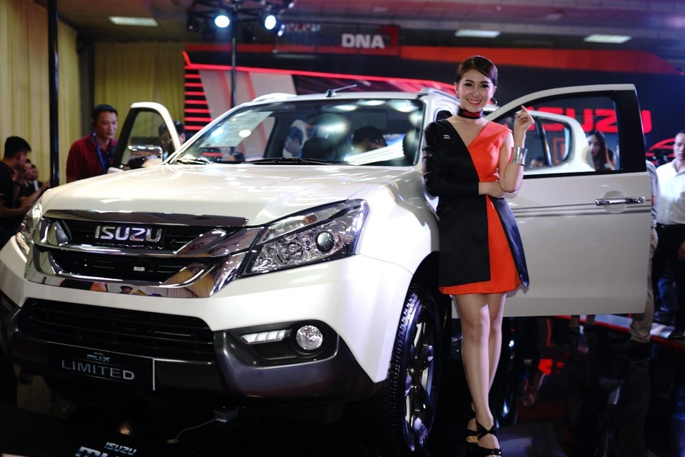 Isuzu tái xuất sau 7 năm vắng bóng tại Vietnam Motor Show - 3
Người mẫu Thái Lan tạo dáng bên chiếc Isuzu mu-X LIMITED 3.0L 4x2 AT có giá 990 triệu đồng (đã bao gồm VAT) - đây cũng là mẫu xe đang được rất nhiều khách hàng quan tâm. Nội thất phiên bản giới hạn được trang trí tay nắm cửa trong mạ crôm, bộ viền ốp vân gỗ màu đen trên vô lăng, taplo, ốp cửa, cửa gió, mặt cần số, hộc để cốc giữa 2 ghế trước…