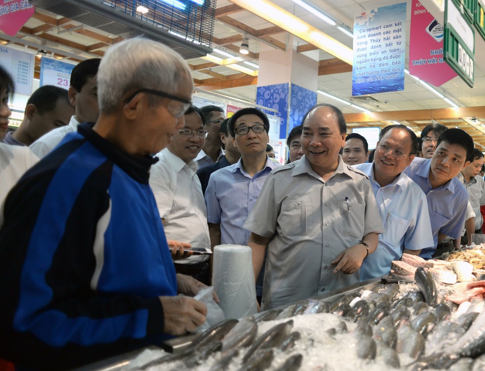 Thủ tướng bất ngờ ghé quán phở ăn sáng, kiểm tra... nồi nước dùng - 7
Thủ tướng hỏi thăm một khách hàng lớn tuổi trong siêu thị