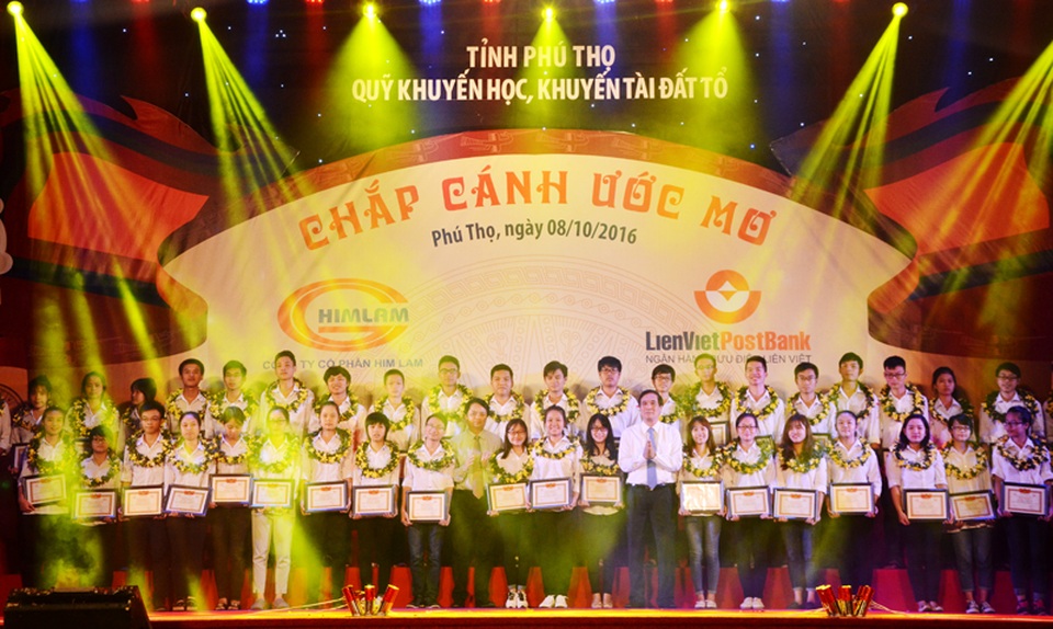 Chương trình ''Chắp cánh ước mơ'' - Vinh danh khuyến học, khuyến tài Đất Tổ năm 2016 - 4 Chủ tịch UBND tỉnh Bùi Minh Châu và Giám đốc Quỹ Khuyến học, khuyến tài Đất Tổ Nguyễn Đức Hưởng trao thưởng cho học sinh, sinh viên giỏi quốc gia các môn văn hóa, thi tay nghề, giải Nhất Olympic.