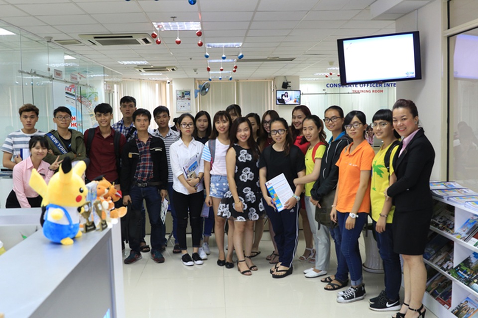 Lịch phỏng vấn du học Mỹ miễn phí tháng 10/2016 - 4 Sinh viên tham dự buổi luyện phỏng miễn phí tại New World Education ngày 24/8/2016