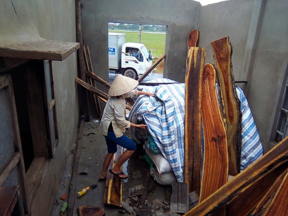 Mưa lớn, 1 người bị lũ cuốn trôi, đường sắt tê liệt - 8 Chính quyền địa phương đã chỉ đạo các lực lượng khẩn trương giúp người dân khắc phục hậu quả