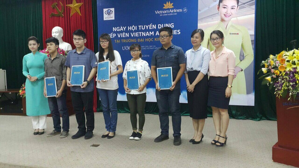 Ngày hội tuyển dụng tiếp viên Vietnam Airlines - 5
Siinh viên nhận học bổng tại Ngày hội tuyển dụng Tiếp viên Vietnam Airlines tại Đại học Kinh tế - ĐH QG Hà Nội