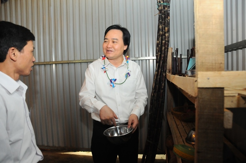Bộ trưởng Phùng Xuân Nhạ thị sát giáo dục vùng khó khăn - 4
Bộ trưởng thăm bếp ăn học sinh trường Pa Cheo