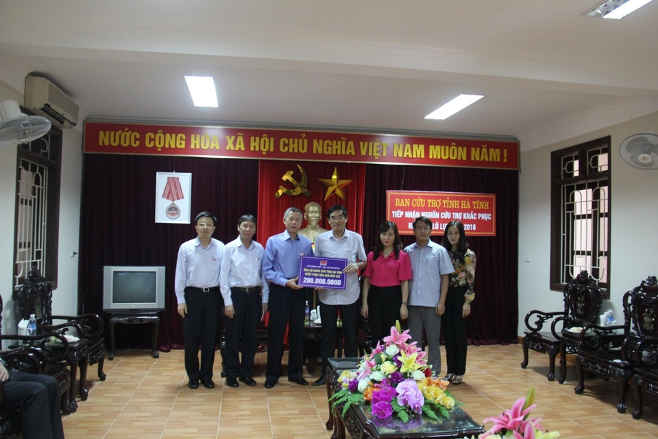 Vietsovpetro chung tay hỗ trợ miền Trung sau lũ - 2 
			Đoàn trao tặng quà tại tỉnh Hà Tĩnh