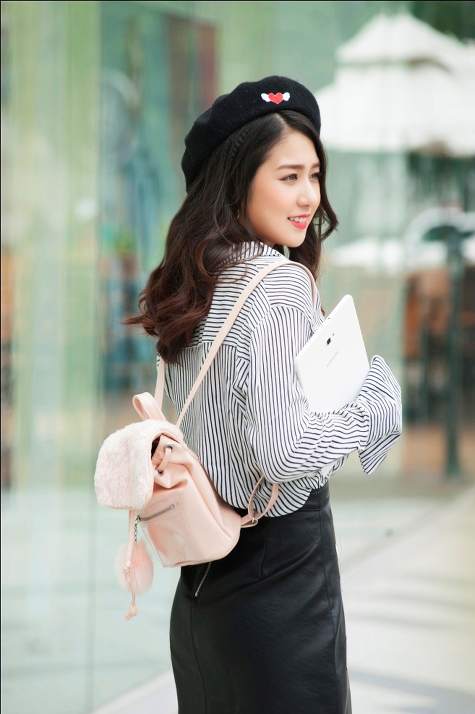 Bật mí về trợ lý "đa-zi-năng" của Trang Lou - 4 Khả năng dịch nhanh Air Translate trên Galaxy Tab A (2016) với bút S Pen chính là tính năng yêu thích của Trang Lou trong mỗi chuyến đi