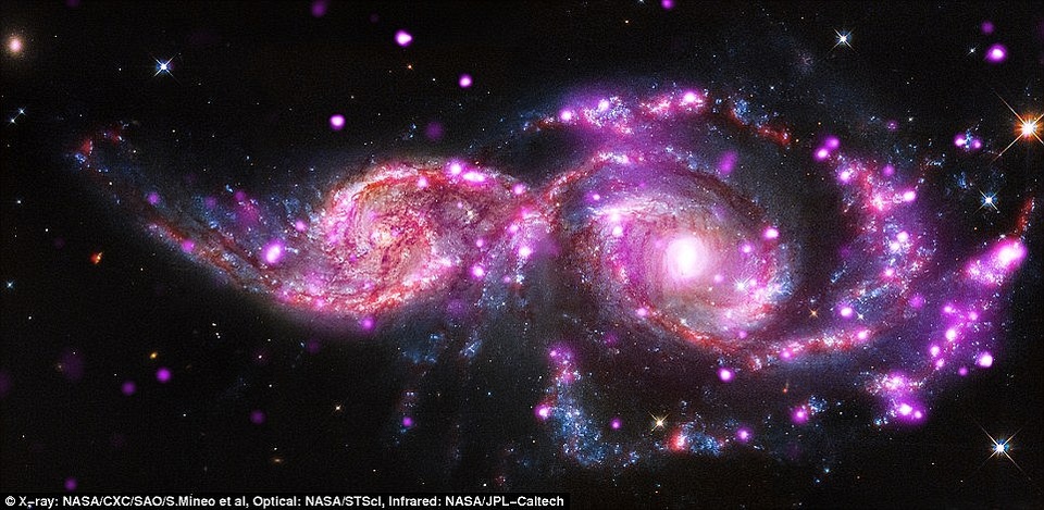Các thiên hà va chạm tạo ra cảnh quan tuyệt đẹp “đôi mắt trong không gian” - 4 Các bức ảnh được tiết lộ năm 2014 cho thấy 1 số lượng lớn các nguồn tia X siêu sáng, có thể là dấu hiệu cho sự hình thành 1 dạng lỗ đen mới. 2 thiên hà trong ảnh là NGC 2007 và IC 2163 thuộc chòm sao Canis Major, cách Trái đất khoảng 130 triệu năm ánh sáng.