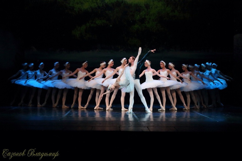 Hình ảnh trong vở diễn Hồ Thiên Nga