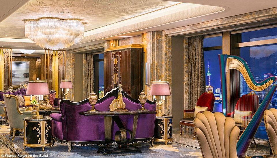 Bên trong khách sạn sang trọng nhất Trung Quốc - 4 Phòng hạng Suite rộng khoảng 290m2 nằm trên tầng 20 bao gồm phòng khách, phòng ăn, bếp, quầy bar, phòng họp, và một phòng tắm hơi với bồn massage cỡ lớn.