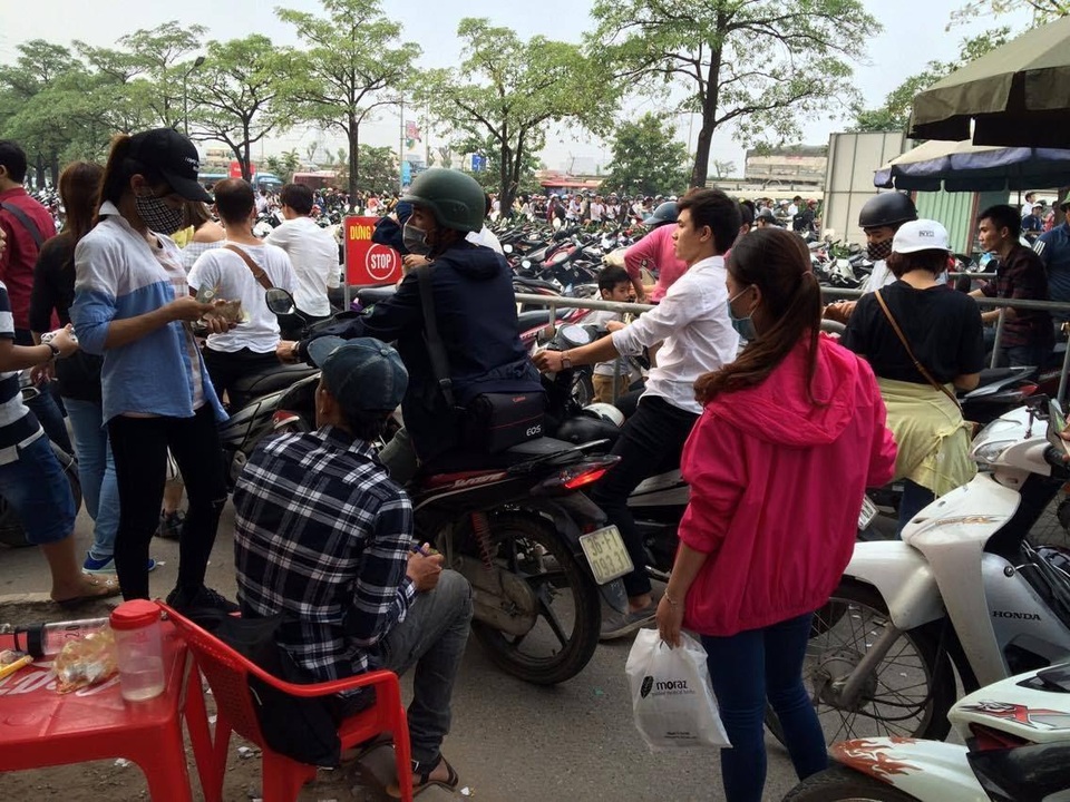 Hà Nội: Gửi xe cạnh phố đi bộ bị chém đẹp 50.000 đồng/xe - 4 Có 3 luồn để cho xe vào vẫn không kịp làm