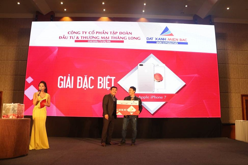 Imperial Plaza sức hút cư dân từ dịch vụ y tế và giáo dục đại học - 4 Anh Nguyễn Văn Hưng là khách hàng may mắn trúng giải thưởng đặc biệt iphone 7 nhân sự kiện Ra mắt dự án Imperial Plaza, ngày 12.11 tại khách sạn Melia Hà Nội.