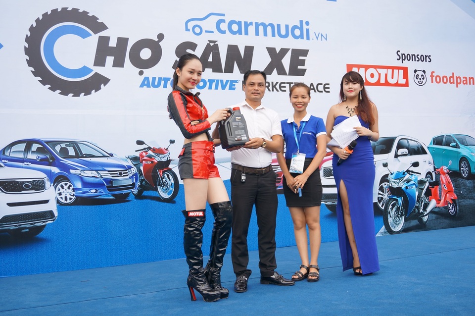 Nhiều xe "giá bình dân" cho người mua xe lần đầu tại Chợ Săn Xe - 4
Khách hàng nhận được quà tặng hấp dẫn tại sự kiện Chợ Săn Xe tháng 7/2016