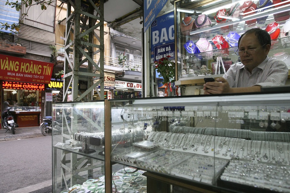 
Chủ nhà là ông Nguyễn Minh Phương 61 tuổi. Ông chia sẻ rằng rất thoải mái khi chiếc cột điện chắn giữa cửa hàng, và thích thú với nó bởi gắn liền với kỷ niệm tuổi thơ của mình. Ông Phương cho biết, khi sinh ra cột đèn đã có rồi, thời trẻ con thường chui vào bên trong cây cột chơi đùa với bạn bè cùng trang lứa. Đối với gia đình ông Phương, cột đèn này là một kỷ niệm.
