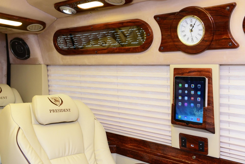 Hệ thống rèm che điều khiển điện tử cùng nhiều chi tiết gỗ sang trọng