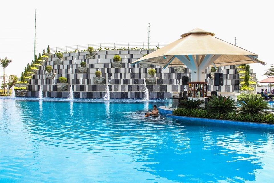 Ngày cuối tuần sôi động tại Melosa Garden - 4 Melosa Garden dành tới 4ha cho không gian xanh và hệ thống tiện ích đã hiện hữu: hồ bơi, phòng Gym, minimart, khu vui chơi thiếu nhi, khu BBQ, hồ thủy tạ,… Các hạng mục này đã xây xong và đưa vào sử sụng.
