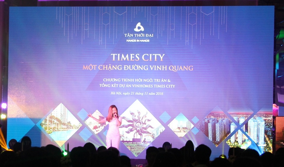 Tổng kết dự án Vinhomes Times City - Tri ân những con người làm nên lịch sử - 4
Ca sĩ Dương Hoàng Yến biểu diễn tại chương trình.