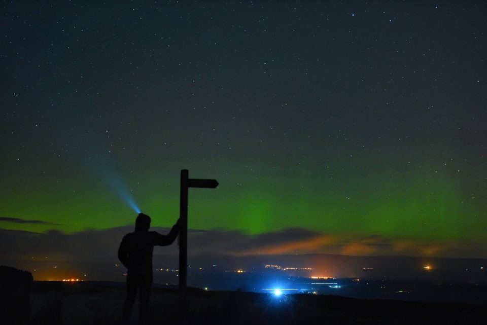 Bí ẩn về quả cầu màu xanh lớn ở phía trước mặt trời - 5 Bầu trời ở Bắc Yorshire (Anh) sáng sớm ngày 27/10