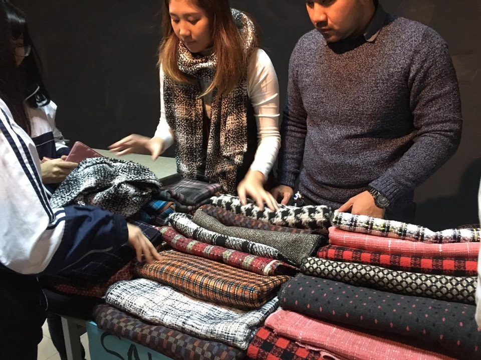 Bán đồ handmade: Một vốn ba, bốn lời - 4
Khăn len nhiều màu sắc