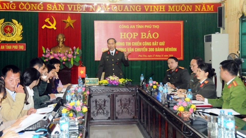 300 bánh heroin được giấu trong 5 can nhựa khoét đáy - 5 Công an tỉnh Phú Thọ tổ chức họp báo. Ảnh: Minh Hiền.
