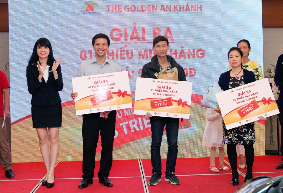 Chỉ với 160 triệu ban đầu, khách hàng mua nhà trúng quà hàng trăm triệu đồng - 4 Anh Nguyễn Duy – Anh Nguyễn Nhật Anh – Chị Phạm Hồng Châu trúng giải ba của chương trình là phiếu mua hàng trị giá 5 triệu đồng.