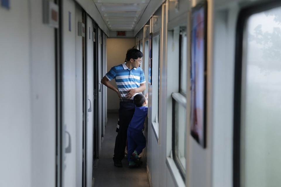 
Hầu hết những hành khách đều thích ngắm những khung cảnh tuyệt đẹp dọc đất nước Việt Nam.
