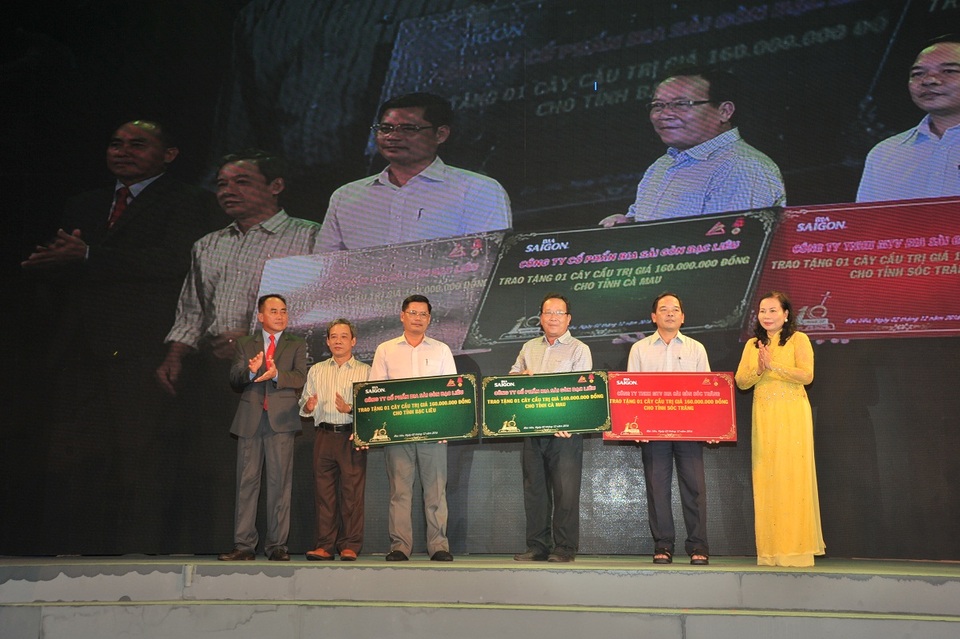 Bà Phạm Thị Hồng Hạnh (Chủ Tịch HDQT) và ông Nguyễn Văn Đồi (Thành viên HĐQT- Giám đốc công ty) trao 3 cây cầu nông thôn cho tỉnh Bạc Liêu, Cà Mau, Sóc Trăng tại buổi lễ