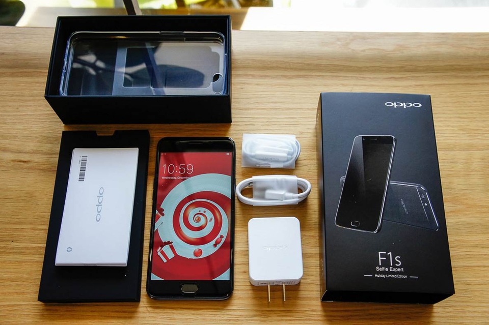 F1s phiên bản đặc biệt đen nhám “cháy hàng” trong ngày đầu tiên đăng ký - 4 Oppo F1s phiên bản đen nhám không chỉ là lời khẳng định của Oppo về một mẫu smartphone “chuyên gia selfie” luôn thu hút người dùng, mà nó còn thể hiện việc đón đầu xu thế về màu sắc của hãng điện thoại này tại những thị trường nơi sản phẩm có mặt, trong đó có Việt Nam.