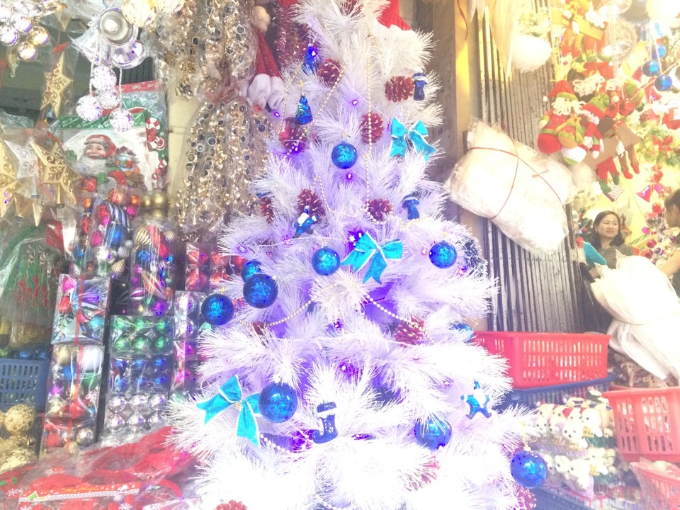 Đắt đỏ đồ trang trí Noel, gần 20 triệu đồng/xe tuần lộc - 4 Cây thông Trung Quốc vẫn bắt mắt hơn hàng nội