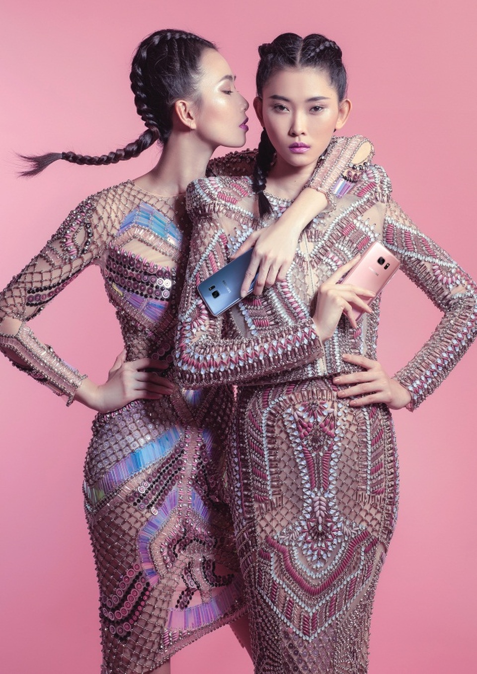 Với các thiết kế dạ hội sang trọng, cảm hứng công nghệ càng được khắc hoạ rõ nét qua những chi tiết đính kết cầu kỳ. Tinh thần “bứt phá mọi giới hạn” từ chiếc Galaxy S7 edge Hồng Vàng đã được nhà thiết kế thổi vào bộ sưu tập của mình thông qua cách chế tác thủ công các hoạ tiết đối xứng, khiến tín đồ thời trang như lạc bước vào các công trình nghệ thuật tuyệt vời của thế giới.các thánh đường hàng trăm năm cùng với hình ảnh chạm khắc đã đi vào lịch sử nghệ thuật.