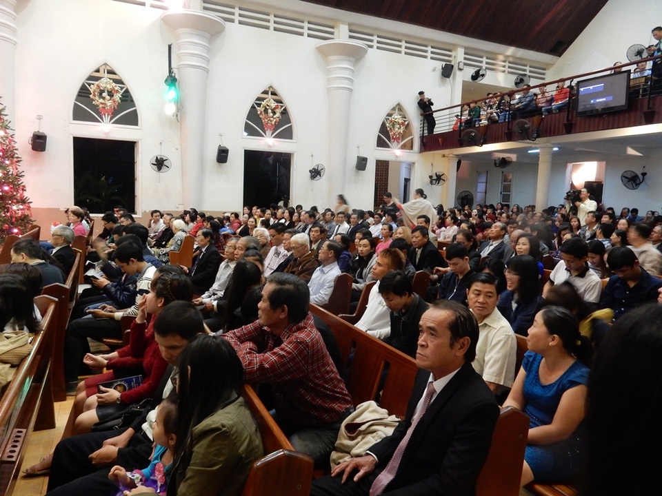 Rất đông người dân đã tập trung về nhà thờ Hòa Mỹ để đón Giáng sinh