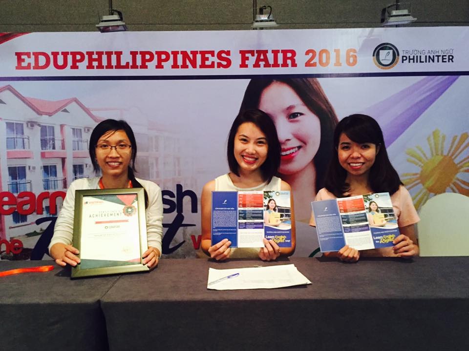 Ngày hội du học tiếng Anh Philippines - EduPhilippines Fair 2016 - 4 Bạn Nguyễn Thu Phương (giữa) và các cựu học viên trường Philinter trong phần chia sẻ trải nghiệm học tập tại Philippines.