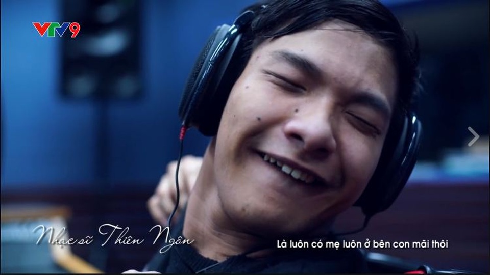 Rơi nước mắt với lời xin lỗi mẹ của chàng nhạc sĩ bị bại não - 4
Lời xin lỗi “Giờ con mới biết” cùng bó hoa tươi thắm sau đó đã được chính chàng nhạc sĩ tật nguyền nhưng tài hoa này tận tay gửi tới mẹ như một lời xin lỗi chân thành vì những muộn phiền mà anh đã gây ra cho mẹ trong suốt tháng ngày đã qua. Lời xin lỗi được gửi đi và đón nhận trong những cái ôm, giọt nước mắt và nụ cười viên mãn, hạnh phúc của tình mẫu tử thiêng liêng.