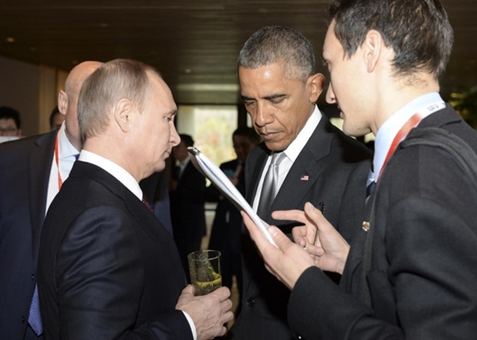 Những lần "chạm trán" đáng nhớ của Putin và Obama - 5 Hai người đàn ông quyền lực tiếp tục nhìn nhau bằng ánh mắt lạnh lùng tại Hội nghị thượng đỉnh APEC ở Bắc Kinh tháng 11-2014.