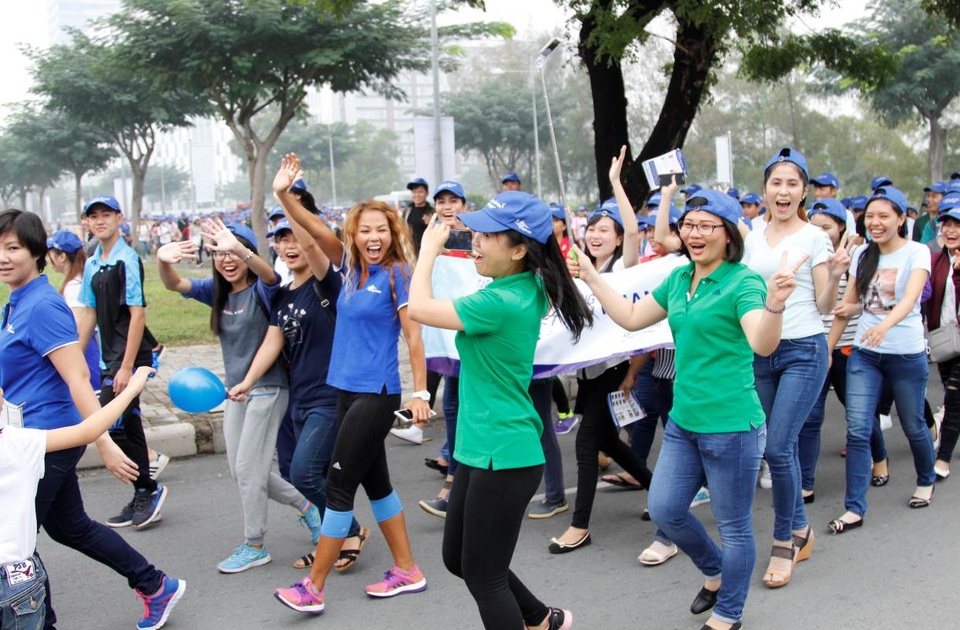 Thúy Uyên: Hãy khiêu vũ cùng tôi mỗi ngày! - 4 Khoảng 1,000 người dân TP. HCM đã hưởng ứng Ngày hội “15 phút yêu đôi chân, khỏe mỗi ngày tại Quận 7 vào ngày 10/12 vừa qua