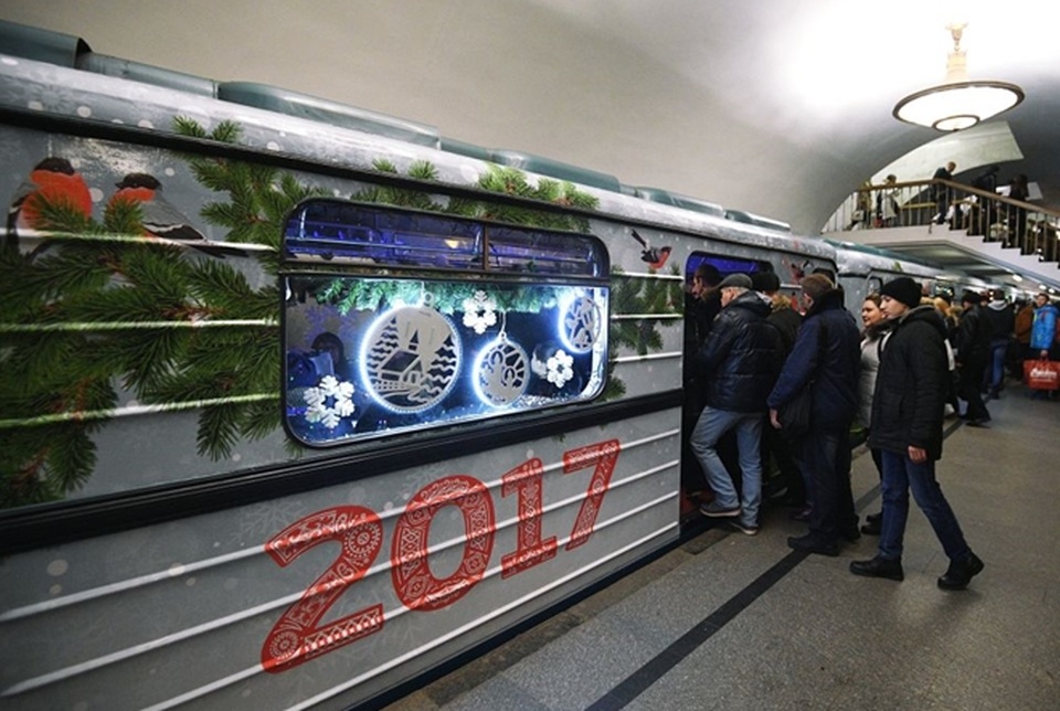 Tàu điện ngầm Moscow hút khách năm mới bằng chiêu "độc" - 5 Trong dịp năm mới này, hành khách sẽ nhận được những tấm thiệp chúc mừng đặc biệt như một món quà khi nạp tiền vào thẻ đi lại