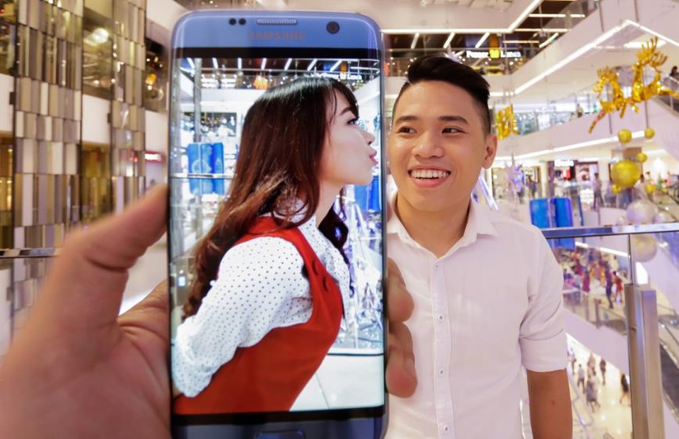 Cặp đôi ngẫu hứng tái hiện 7 trào lưu "hot" nhất 2016 với trợ thủ công nghệ - 4 Mỹ Ngọc cho biết: “Tái hiện lại trào lưu ảnh trong ảnh với Galaxy S7 edge thật sự rất ấn tượng. Với màn hình cong tràn hai cạnh như thế này, cảm giác như mọi ranh giới của bọn mình đều bị xóa nhòa ”.