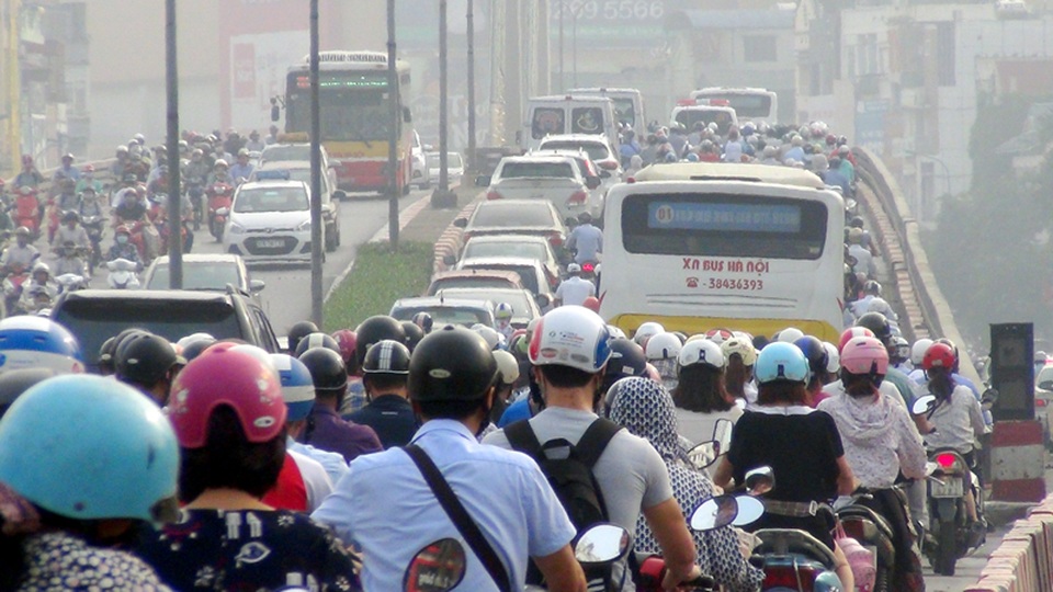 Khai giảng trùng ngày đầu đi làm sau nghỉ lễ, đường phố ùn tắc nghiêm trọng - 5 Dòng người ùn ùn trên đường Nguyễn Trãi hướng vào nội thành